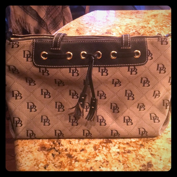 Dooney and Bourke purse in like-new condition! - Picture 1 of 2